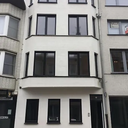 Quality Time Met Gesloten Garagebox * デ パンネ